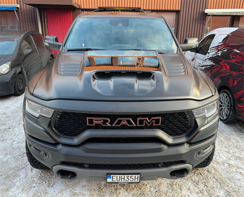 Svart RAM 1500 TRX Crew Cab stulen i Kumla utanför Örebro
