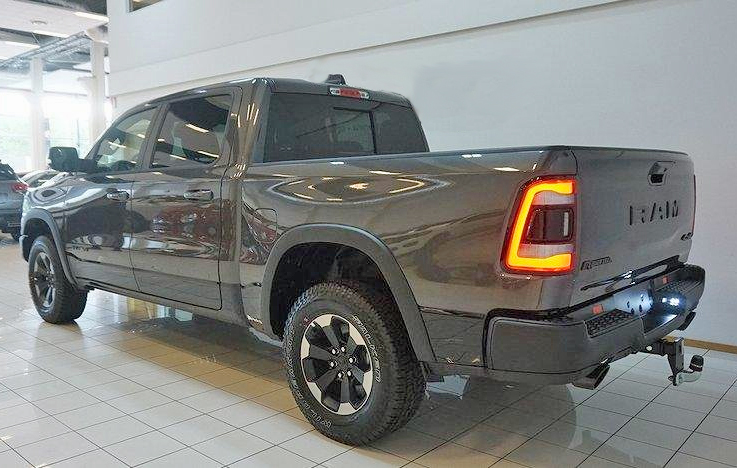 Grå metallic RAM 1500 Crew Cab Rebel stulen i Hässelby, Stockholm