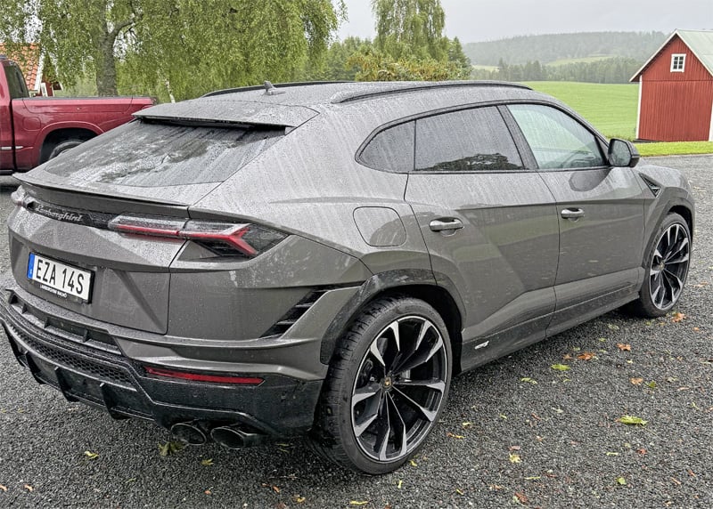 Grå metallic Lamborghini Urus S stulen i Habo nordväst om Jönköping
