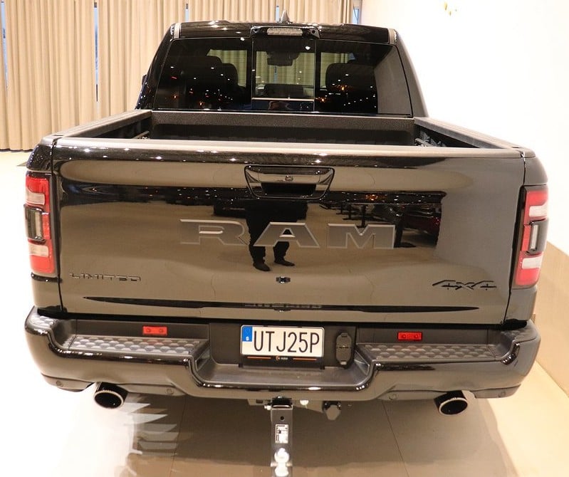 Svart RAM 1500 Crew Cab Limited Night Red Edition stulen i Upplands Väsby