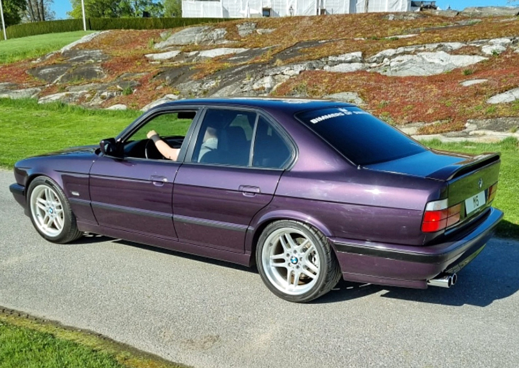 Daytonaviolett BMW M5 3,8 E34 stulen i Bro mellan Stockholm och Enköping