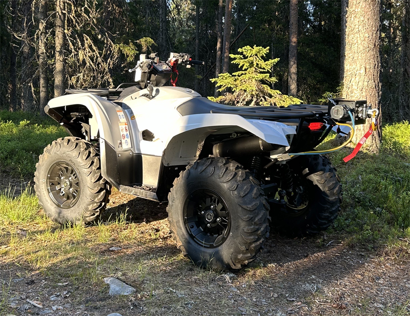 Vit Yamaha YFM 700 Grizzly stulen norr om Husum