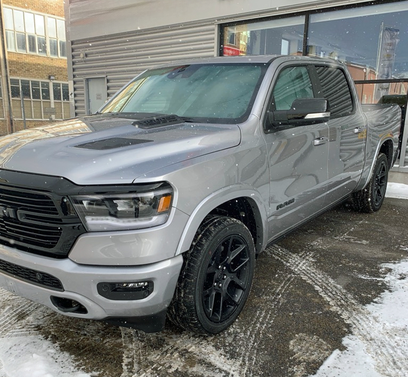 Ljusgrå metallic RAM 1500 Crew Cab Laramie stulen i Jakobsberg nord väst om Stockholm