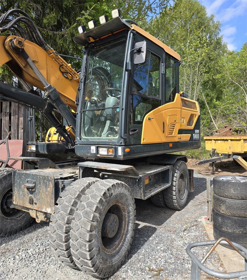 Hjulburen grävmaskin Hyundai HV 140 stulen söder om Norrtälje