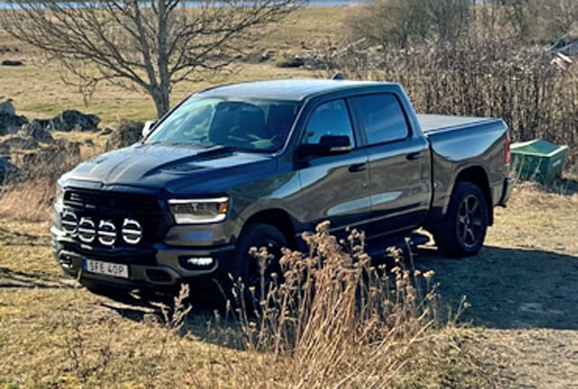 Svart RAM 1500 Crew Cab Laramie Night Edition stulen strax norr om Arlanda flygplats, Märsta