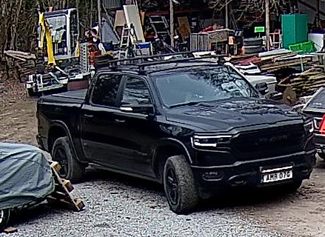 Svart RAM 1500 Crew Cab Limited Night stulen i Ransta mellan Sala och Västerås