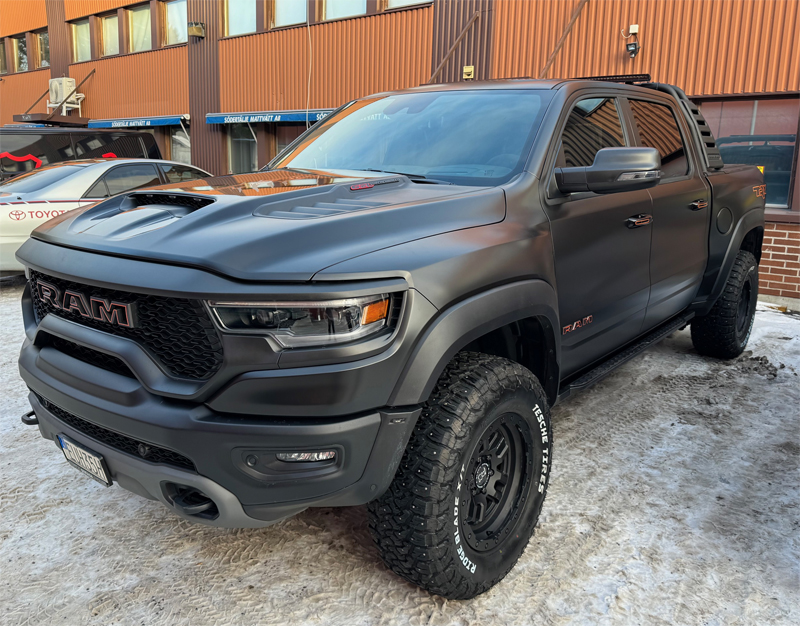 Svart RAM 1500 TRX Crew Cab stulen i Kumla utanför Örebro