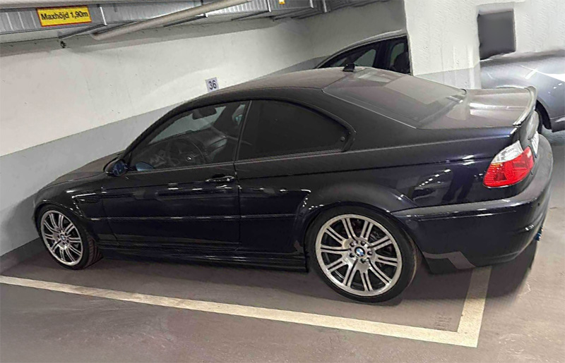 Mörkblå metallic BMW M3 Coupé E46 stulen på Östermalm, Stockholm