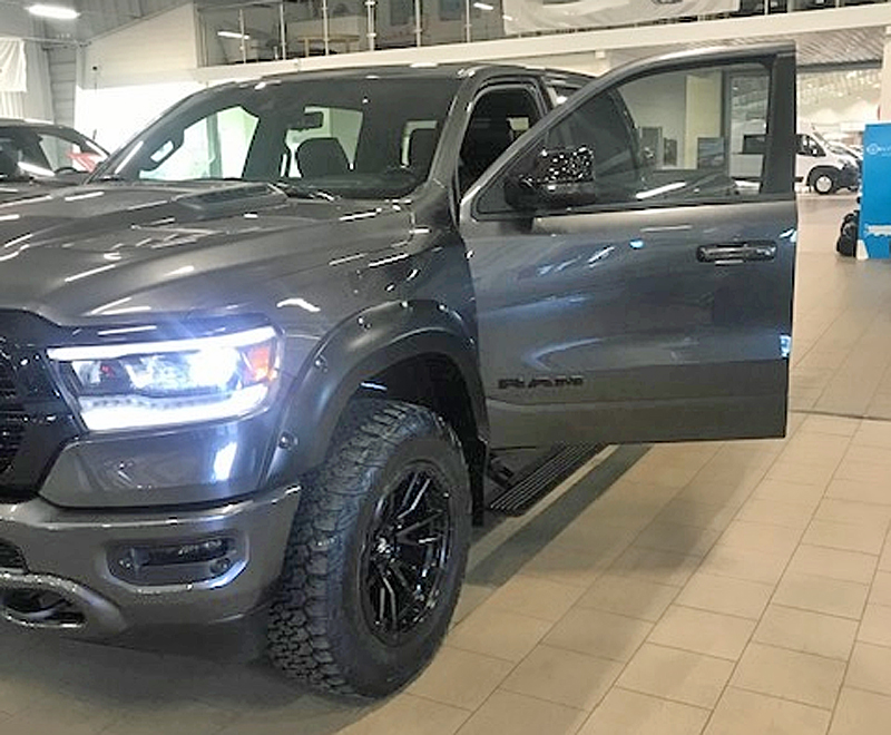 Mörkgrå RAM 1500 Crew Cab Laramie Night Edition stulen utanför Hjo