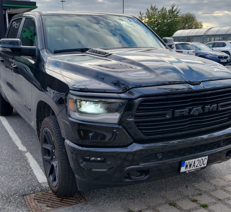 Svart RAM 1500 Crew Cab Laramie Night Edition stulen i Märsta norr om Stockholm