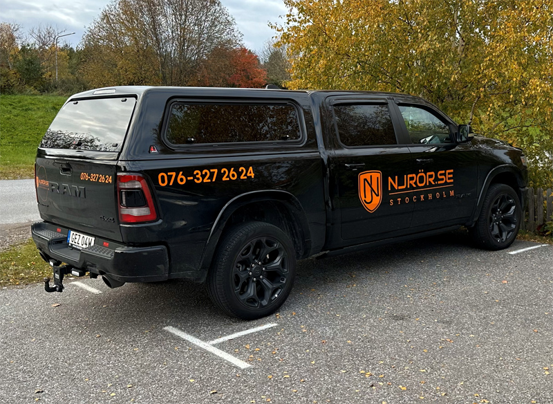 Svart RAM 1500 Crew Cab Limited Night Edition stulen i Kungsängen nordväst om Stockholm