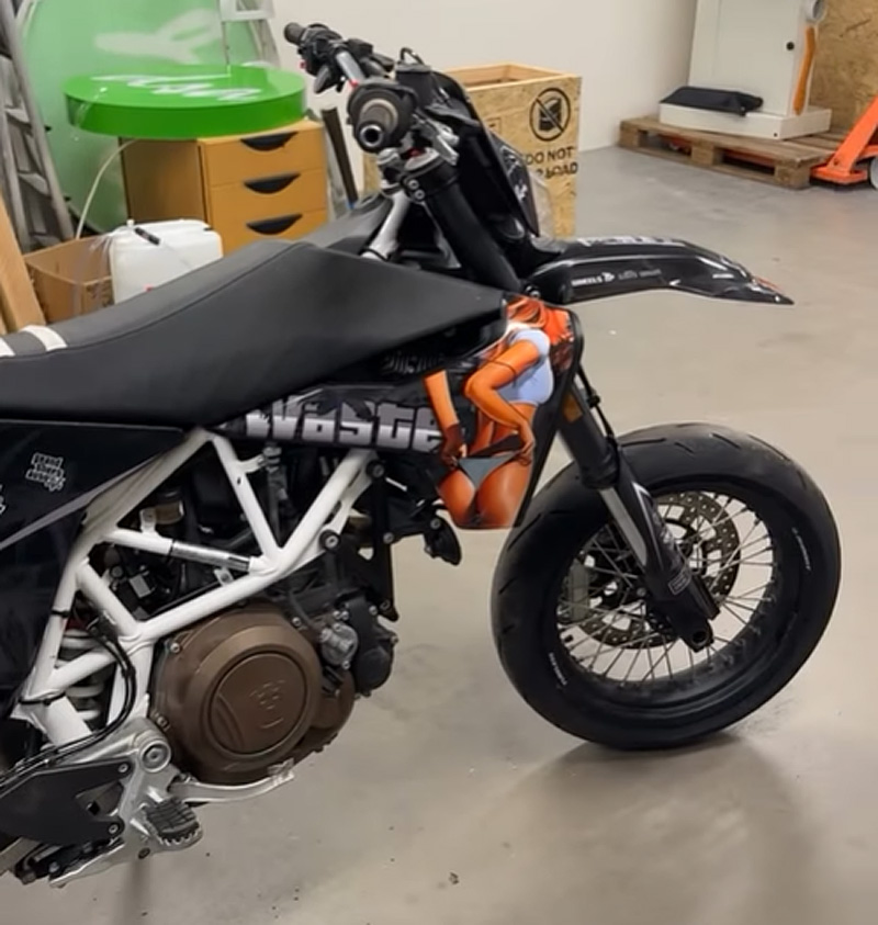 Svart Husqvarna 701 Supermoto med Grand Theft Auto dekaler stulen i Alingsås
