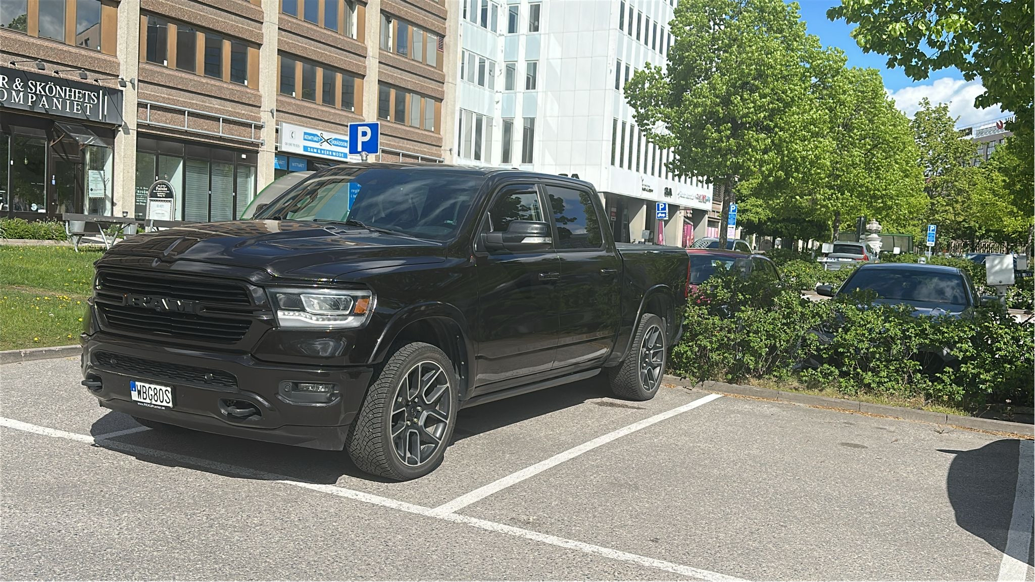 Svart RAM 1500 Laramie Crew Cab stulen i Upplands Väsby
