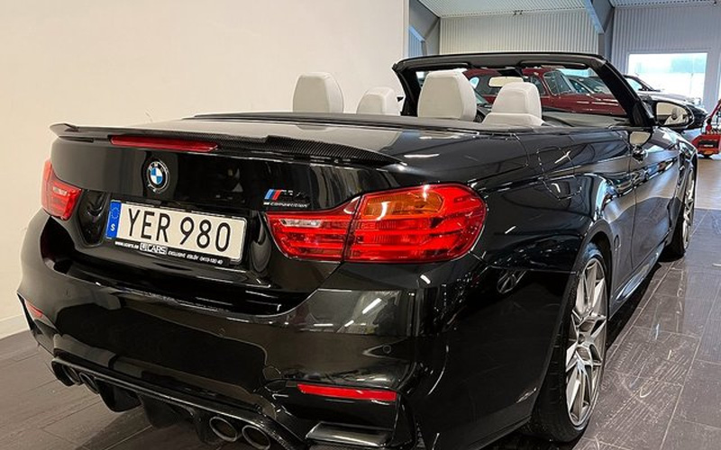 Svart BMW M4 Convertible stulen i Motala