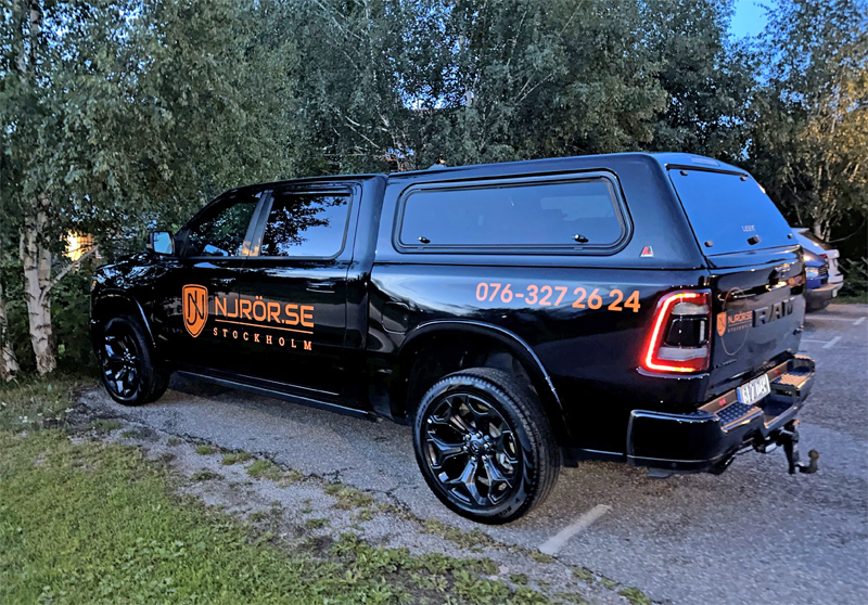 Svart RAM 1500 Crew Cab Limited Night Edition stulen i Kungsängen nordväst om Stockholm
