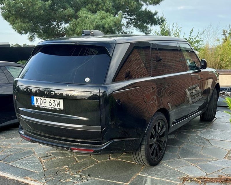 Svart Land Rover Range Rover P460e LWB Autobiography stulen i Askim söder om Göteborg