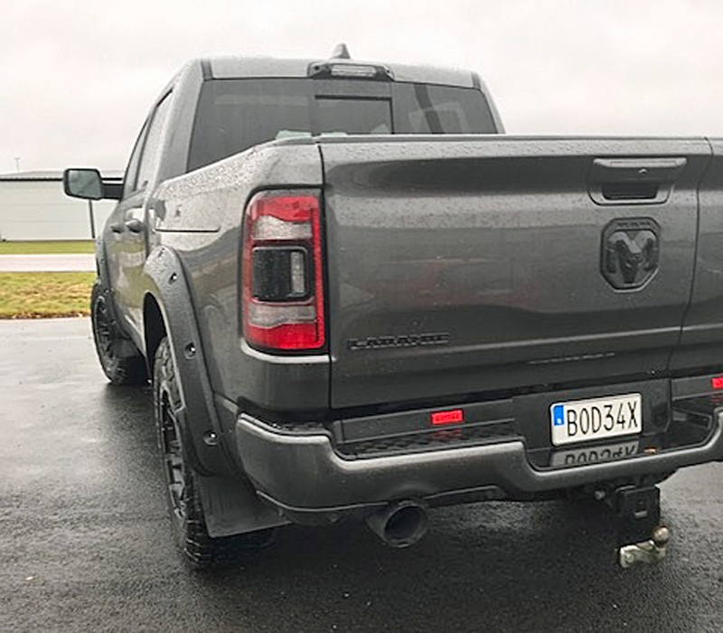 Mörkgrå RAM 1500 Crew Cab Laramie Night Edition stulen utanför Hjo
