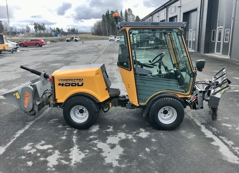 Gul redskapsbärare BELOS Transpro 4560 stulen i Bro nordväst om Stockholm