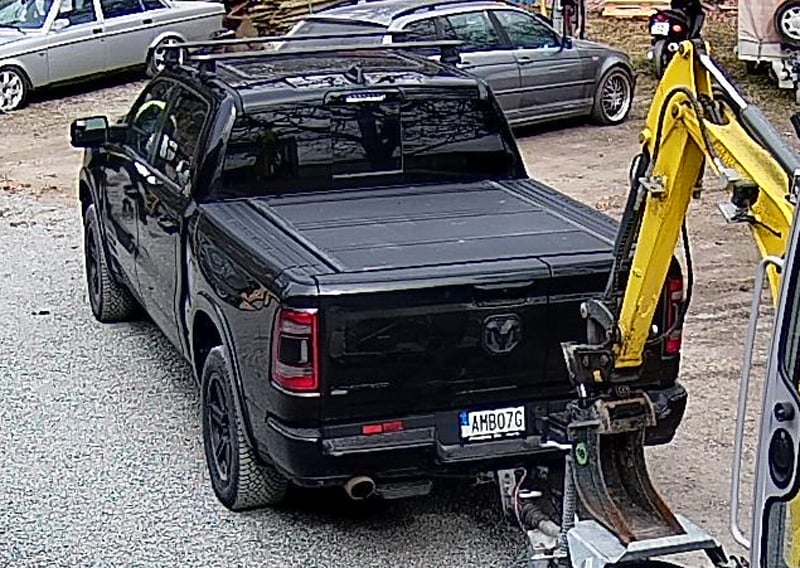 Svart RAM 1500 Crew Cab Limited Night stulen i Ransta mellan Sala och Västerås