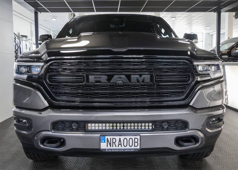 Grå metallic RAM 1500 Crew Cab Limited Night Edition stulen söder om Enköping