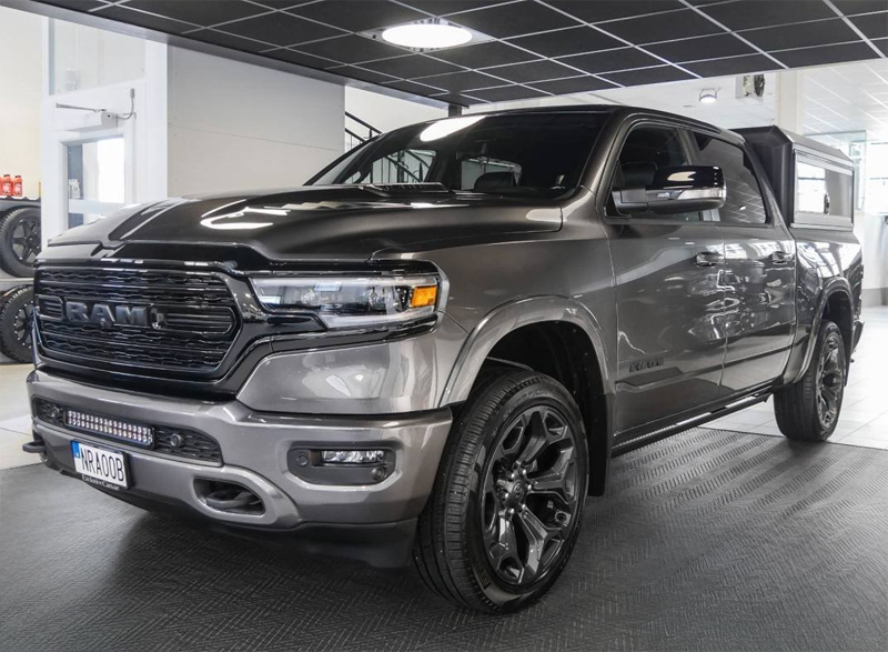 Grå metallic RAM 1500 Crew Cab Limited Night Edition stulen söder om Enköping