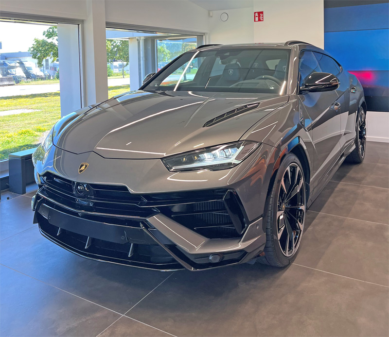 Grå metallic Lamborghini Urus S stulen i Habo nordväst om Jönköping