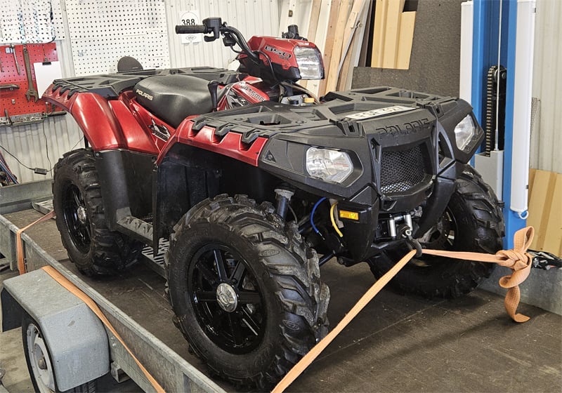 Röd fyrhjuling Polaris Sportsman XP 850 stulen strax norr om Haparanda