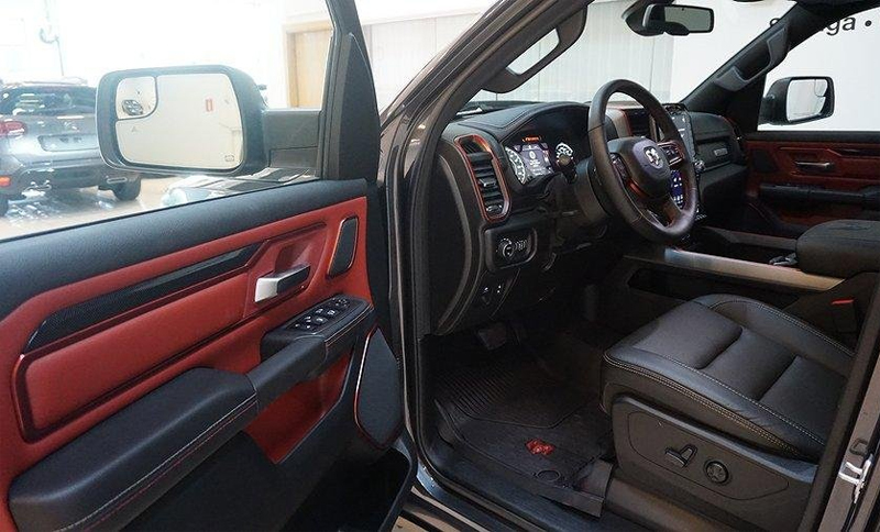 Grå metallic RAM 1500 Crew Cab Rebel stulen i Hässelby, Stockholm