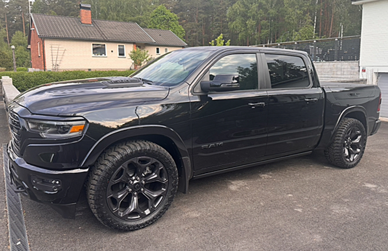 Svart RAM 1500 Crew Cab Limited stulen i Markim norr om Vallentuna 