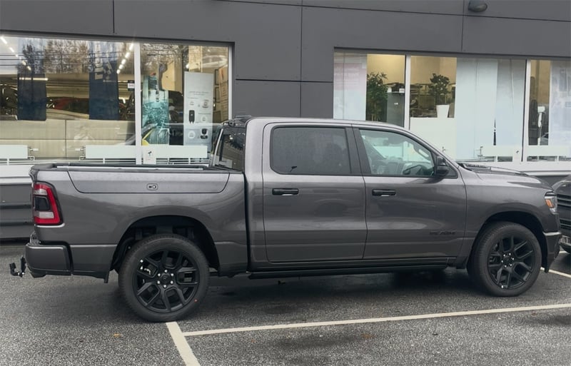 Grå metallic RAM 1500 Crew Cab Laramie Night Edition stulen i Fresta, Upplands Väsby