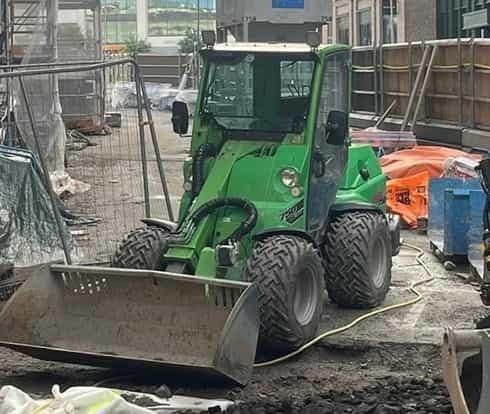 Grön kompaktlastare Avant 750 stulen i Vega, Haninge