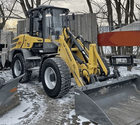 Gul hjullastare Yanmar V100 stulen i Farsta, Stockholm